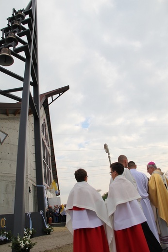 Bierzmowanie i błogosławienie dzwonów u MB Fatimskiej w Piotrowicach