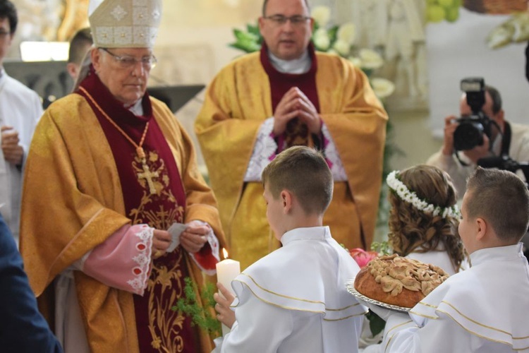 I komunii św. w Strzegomiu udzielił kardynał