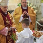 W procesji z darami dzieci nie tylko przyniosły dary, ale i je przedstawiły.