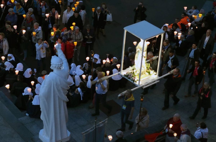 Pożegnalna procesja maryjna