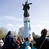 ►	Nie tylko w maju to miejsce odwiedzają pątnicy.