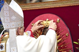 Legat papieski nałożył koronę najpierw Jezusowi, a następnie Matce Bożej.