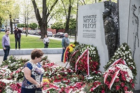 Pomnik to jasna pęknięta bryła z granitu, z której wyłania się postać rotmistrza.