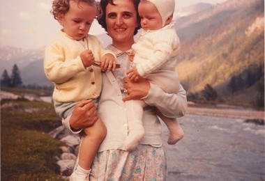 Joanna Beretta Molla z dwojgiem swoich pierwszych dzieci, Pierluigim i Marioliną. Po lewej: Na spacerze z mężem Piotrem 