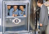 Po wyłowieniu astronautów czekała 21-dniowa kwarantanna, aby przyzwyczaić organizm do ziemskich warunków. Bohaterów narodowych odwiedził w tym czasie prezydent Nixon