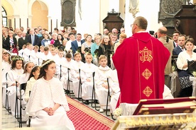 Pierwsza Komunia św. i biały tydzień to początek świadomej drogi wiary, którą dzieci mogą podjąć przy pomocy rodziców. Na zdjęciu: uroczystość w parafii Krasne.