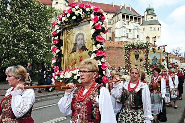 Przedstawiciele parafii z całej archidiecezji nieśli m.in. obrazy czczone w swoich wspólnotach. 