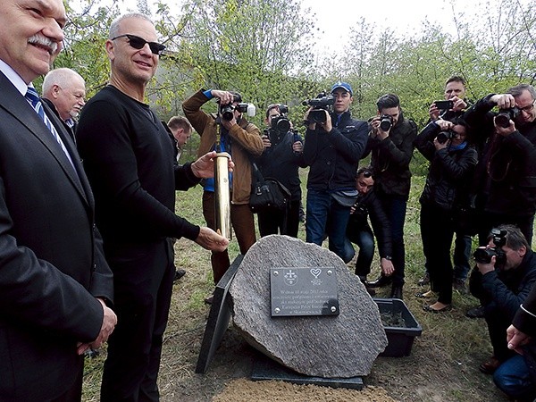 Amerykański chirurg podczas wizyty w Skierniewicach uczestniczył w uroczystości wmurowania kamienia węgielnego pod przyszły szpital.