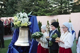 W parafii Jezusa Chrystusa Króla Wszechświata uroczystości, podczas których poświęcono dzwon jubileuszowy, odbywały się w obecności dzieci, przebranych za pastuszków z Fatimy.