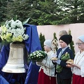 W parafii Jezusa Chrystusa Króla Wszechświata uroczystości, podczas których poświęcono dzwon jubileuszowy, odbywały się w obecności dzieci, przebranych za pastuszków z Fatimy.