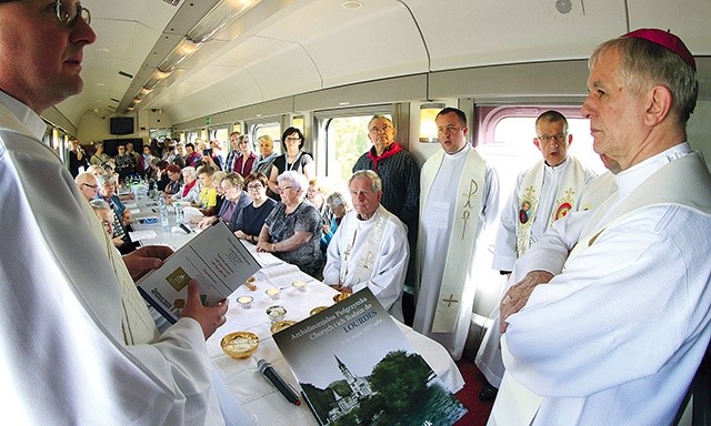 ▲	W pociągu nie mogło zabraknąć Mszy św. Przewodniczy  bp Marek Szkudło. 