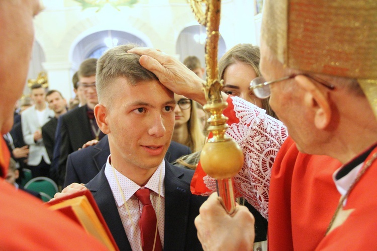 Bierzmowanie w kościele św. Jakuba w Tuchowie