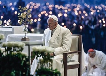 Papież Franciszek podczas wieczornej modlitwy różańcowej w Fatimie.
