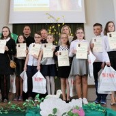 Laureaci z bp. Henrykiem Tomasikiem, ks. Andrzejem Gozdurem i Jolantą Strojek