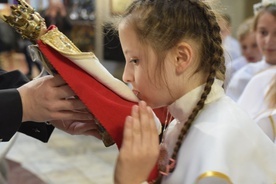 Na zakończenie Mszy św. dzieci mogły ucałować figurkę Matki Bożej. 