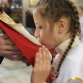 Na zakończenie Mszy św. dzieci mogły ucałować figurkę Matki Bożej. 