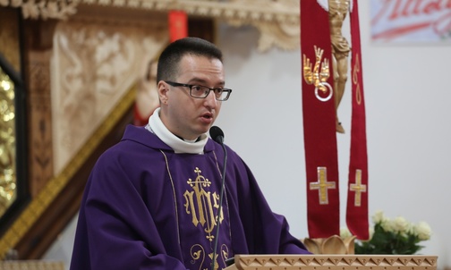 Homilię pogrzebową wygłosił ks. Bartosz Łacek, pochodzący z Trzycatka