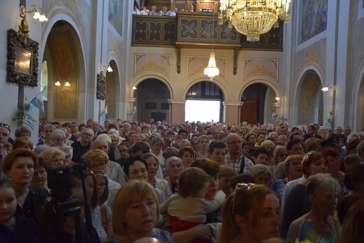 Powitanie ikony MB Częstochowskiej w parafii św. Andrzeja Apostoła w Łęczycy