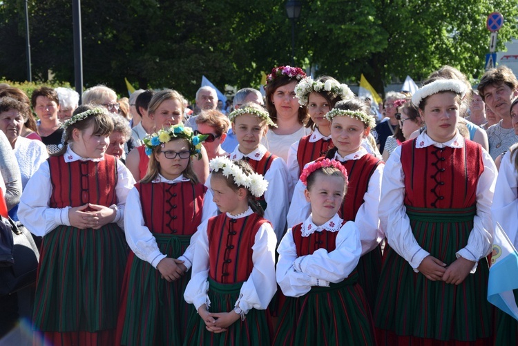 Powitanie ikony MB Częstochowskiej w parafii św. Andrzeja Apostoła w Łęczycy