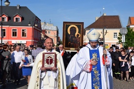 Procesja z obrazem zmierza do kościoła parafii św. Andrzeja Apostoła w Łęczycy. Na czele bp Wojciech Osial i ks. Sławomir Sobierajski, dziekan łęczycki