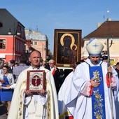 Procesja z obrazem zmierza do kościoła parafii św. Andrzeja Apostoła w Łęczycy. Na czele bp Wojciech Osial i ks. Sławomir Sobierajski, dziekan łęczycki