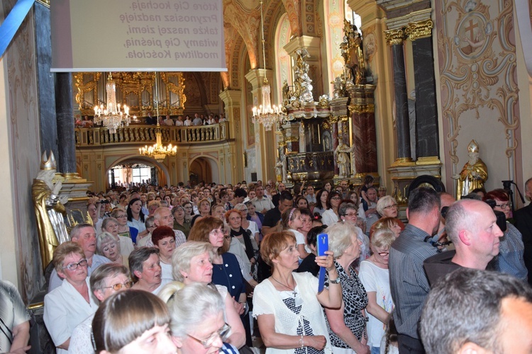 Powitanie ikony MB Częstochowskiej w parafii Niepokalanego Poczęcia NMP w Łęczycy