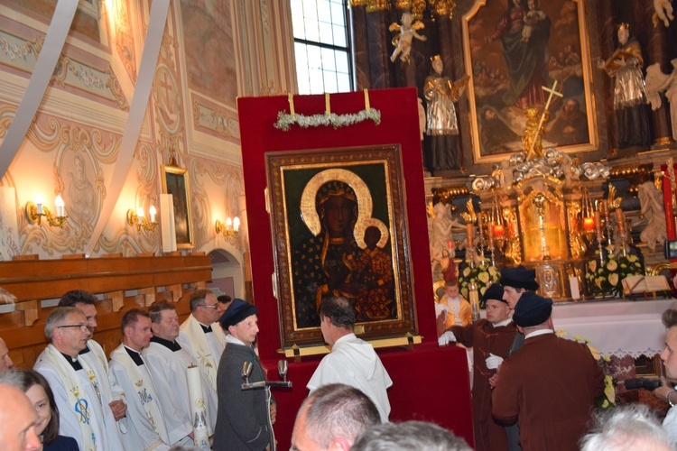 Powitanie ikony MB Częstochowskiej w parafii Niepokalanego Poczęcia NMP w Łęczycy