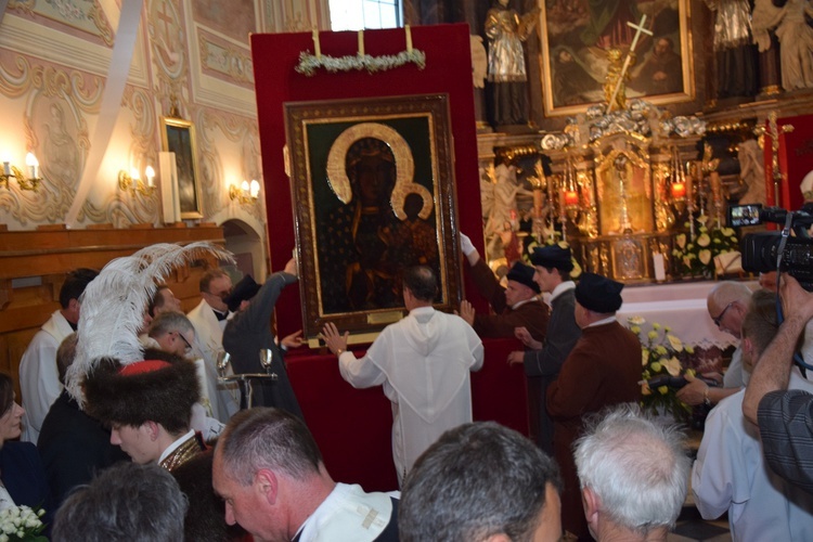 Powitanie ikony MB Częstochowskiej w parafii Niepokalanego Poczęcia NMP w Łęczycy