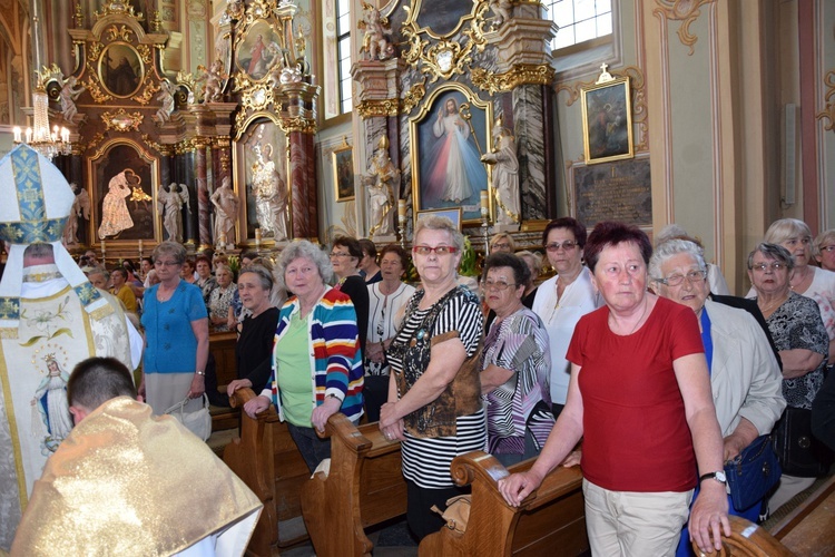 Powitanie ikony MB Częstochowskiej w parafii Niepokalanego Poczęcia NMP w Łęczycy