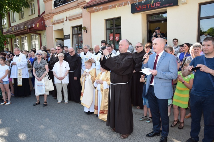 Powitanie ikony MB Częstochowskiej w parafii Niepokalanego Poczęcia NMP w Łęczycy