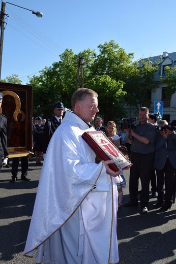 Powitanie ikony MB Częstochowskiej w parafii Niepokalanego Poczęcia NMP w Łęczycy