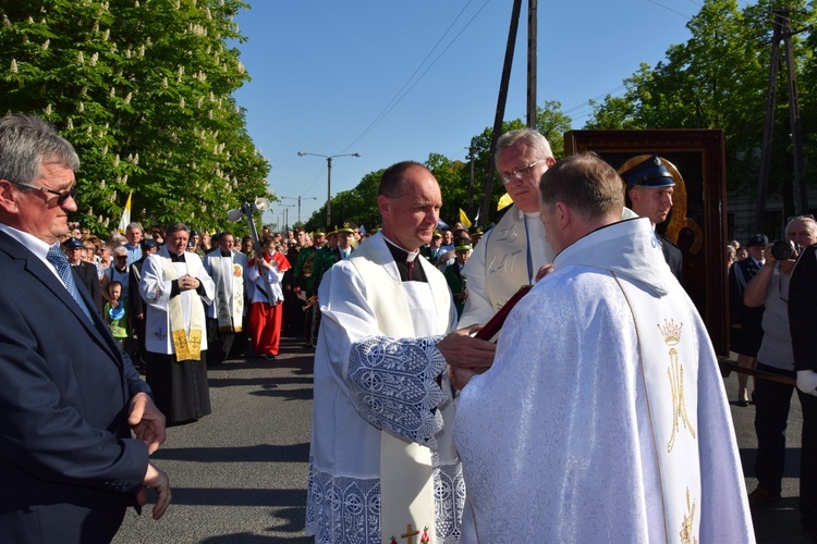 Powitanie ikony MB Częstochowskiej w parafii Niepokalanego Poczęcia NMP w Łęczycy