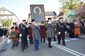 Obraz Matki Bożej Częstochowskiej niosą członkowie straży Grobu Pańskiego przy parafii oo. bernardynów