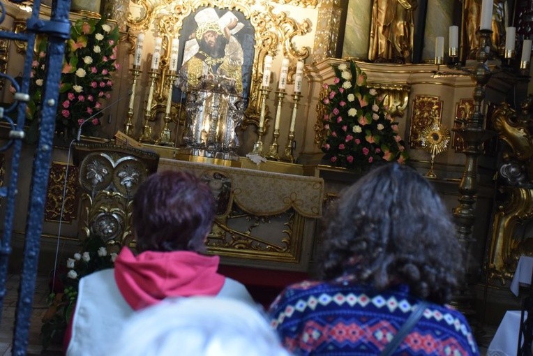 Tłumy chciały choć na chwilę uklęknąć w kaplicy św. Józefa