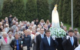W procesji z figurą wokół kościoła św. Stanisława BM
