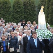 W procesji z figurą wokół kościoła św. Stanisława BM