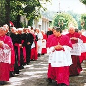 Biskup Edward Janiak w 1997 r. (pierwszy w prawym rzędzie).