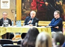 Od lewej: Dariusz Libionka, Tomasz Kranz i Adam Kopciowski podczas promocji książki „Zagłada Żydów w Generalnym Gubernatorstwie”  na Zamku w Lublinie.