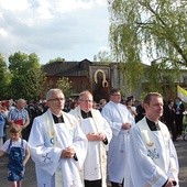 	W parafii dziekańskiej niewiasty przyozdobiły głowy kwiatowymi wiankami. 