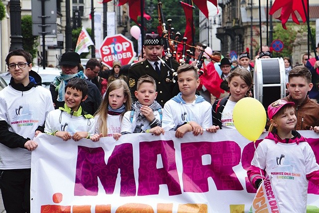 Pochód prowadziły dzieci, za którymi maszerowała szkocka orkiestra oraz małżeństwa ze swoimi pociechami.