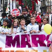 Pochód prowadziły dzieci, za którymi maszerowała szkocka orkiestra oraz małżeństwa ze swoimi pociechami.