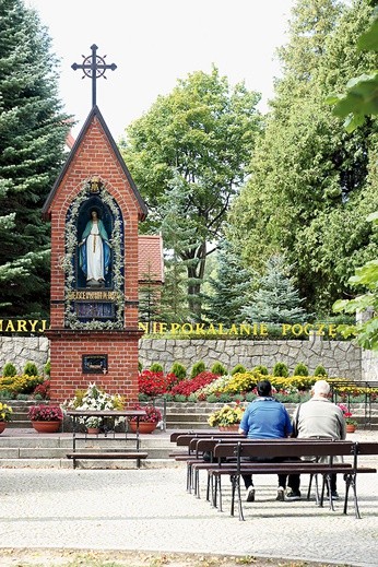 ▲	Różaniec i Msza św. są głównymi rodzajami modlitwy w Gietrzwałdzie.