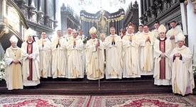 Arcybiskup i nowo wyświęceni kapłani.