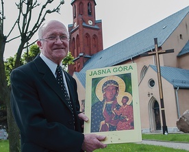 Jan Moczarski ze Złocieńca nie tylko wędruje od 33 lat, ale też dba o piękne oznakowanie swojej grupy. 