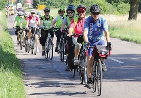 Pątnicy na trasie 7. pielgrzymki rowerowej.