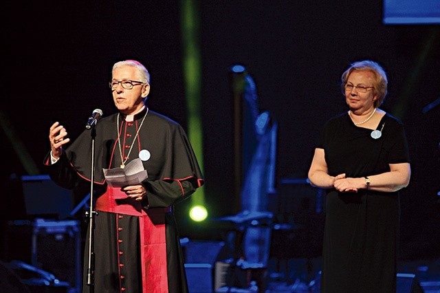 Abp Wiktor Skworc i Małgorzata Mańka--Szulik podczas inauguracji MŚR. 