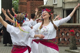 ▲	Rypiński zespół animował taniec podczas ŚDM w Krakowie;  na Lednicę też pojedzie z odpowiedzialnymi zadaniami.