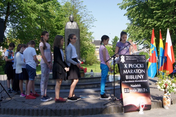 W publiczne czytanie Pisma Świętego zaangażowali się m.in. uczniowie nasielskich szkół