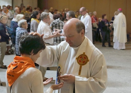 Sakrament chorych przyjęty w Lourdes daje nowe siły.