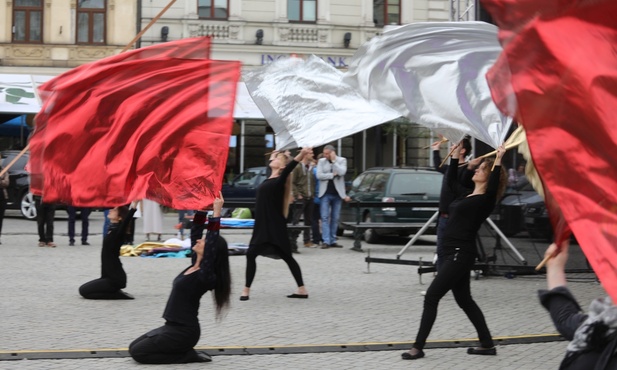 Modlitwa flagami w wykonaniu uczestników warsztatów, które podczas 2. Dni poprowadziła Dorota Herok.